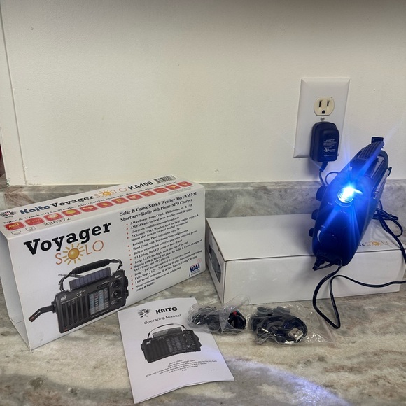 Kaito KA450 Voyager Solar Radio with LED Light - Picture 4 of 10